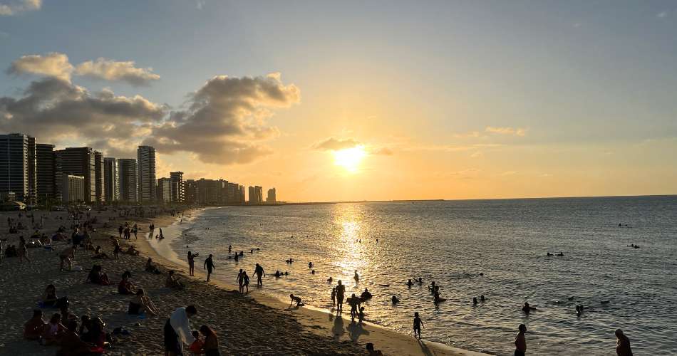 Roteiro Romântico na Praia do Futuro- Pôr do Sol, Música ao Vivo e Drinks Inesquecíveis